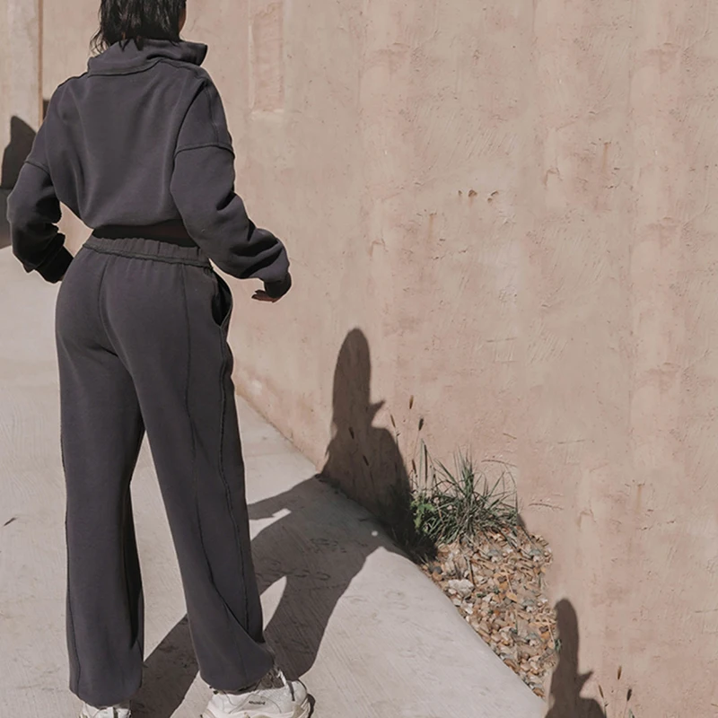 Two-Piece Longsleeve Turtle Neck Sports Suit – Oversized Polo Zipper Sweatshirt and Jogger Pants for Autumn Comfort
