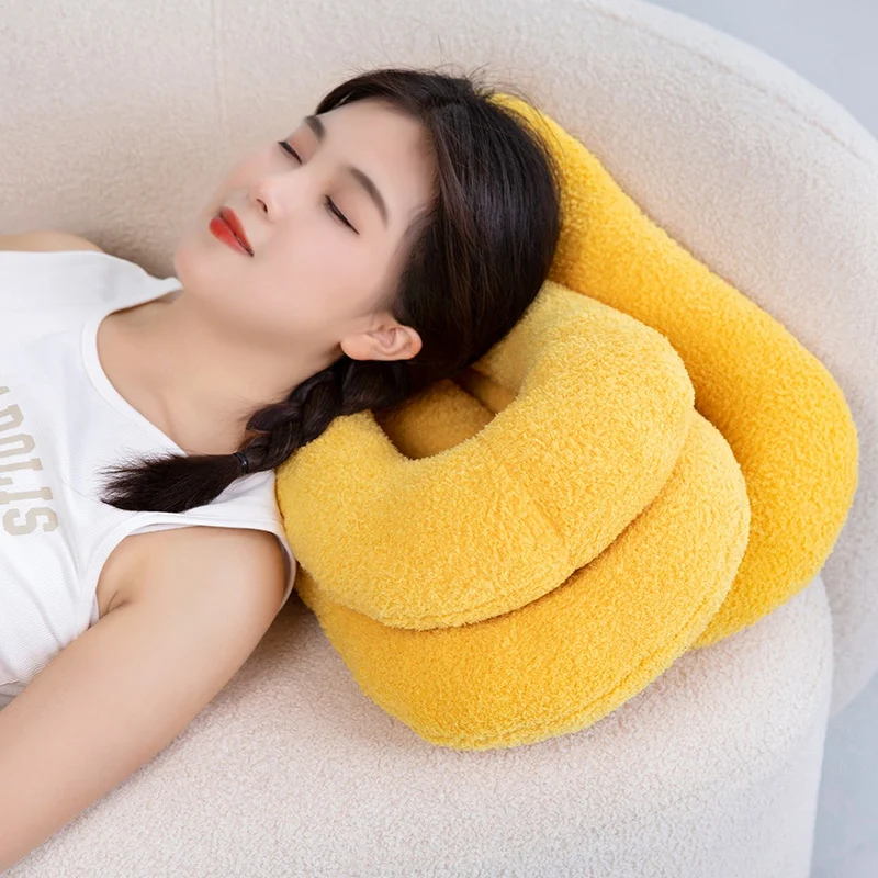 Plush Chain Knot Pillow – Fun Shackle-Shaped Cushion for Sofa Décor & Unique Gifts