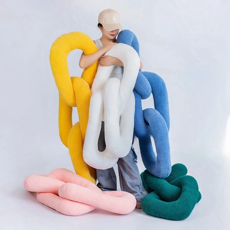 Plush Chain Knot Pillow – Fun Shackle-Shaped Cushion for Sofa Décor & Unique Gifts