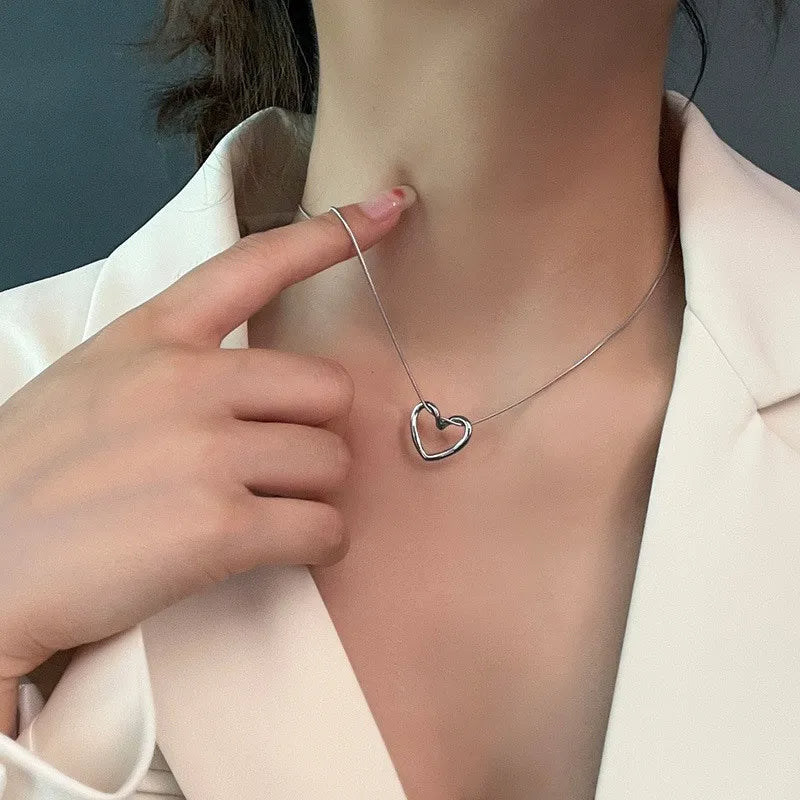 Hollow Heart Pendant Necklace – Stainless Steel Clavicle Chain for Women, Chic & Simple Gift