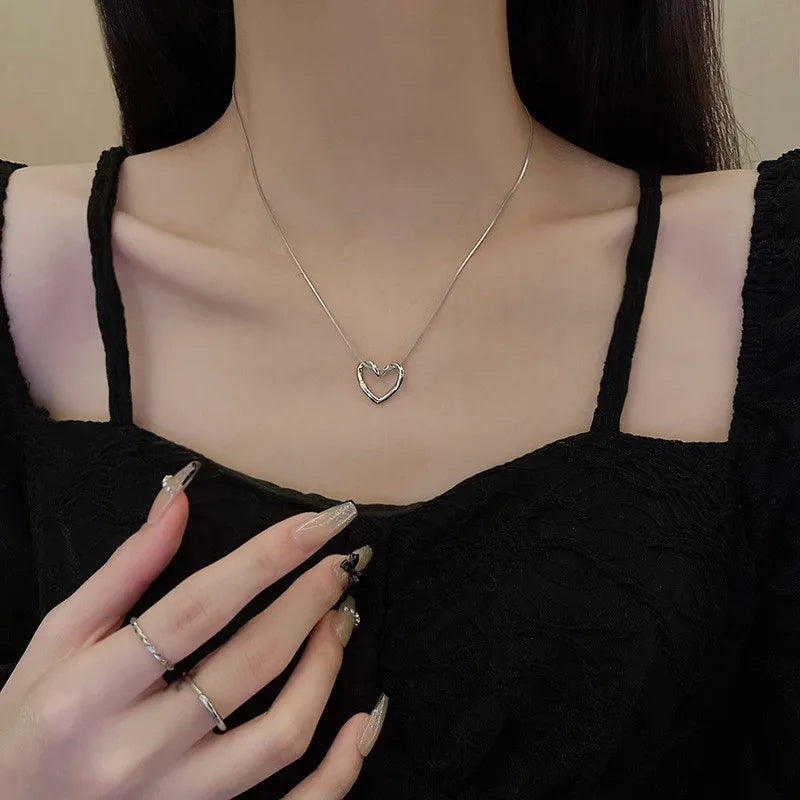 Hollow Heart Pendant Necklace – Stainless Steel Clavicle Chain for Women, Chic & Simple Gift