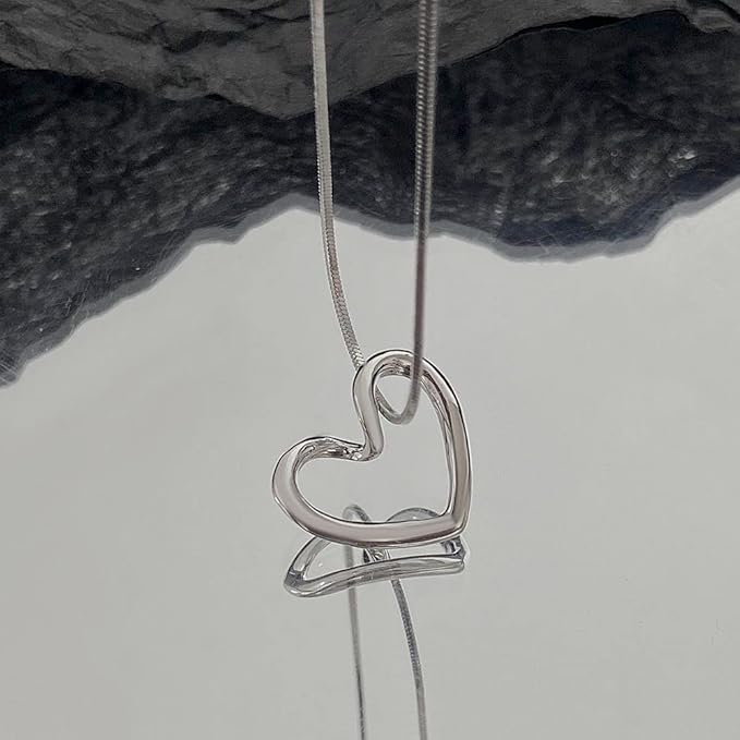 Hollow Heart Pendant Necklace – Stainless Steel Clavicle Chain for Women, Chic & Simple Gift