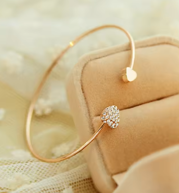 Gold-Plated Rhinestone Bracelet – 18K Gold Adjustable Stainless Steel Jewelry for the Modern Trendsetter