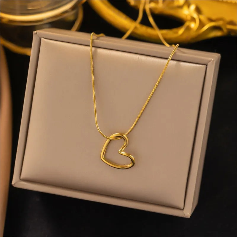 Hollow Heart Pendant Necklace – Stainless Steel Clavicle Chain for Women, Chic & Simple Gift