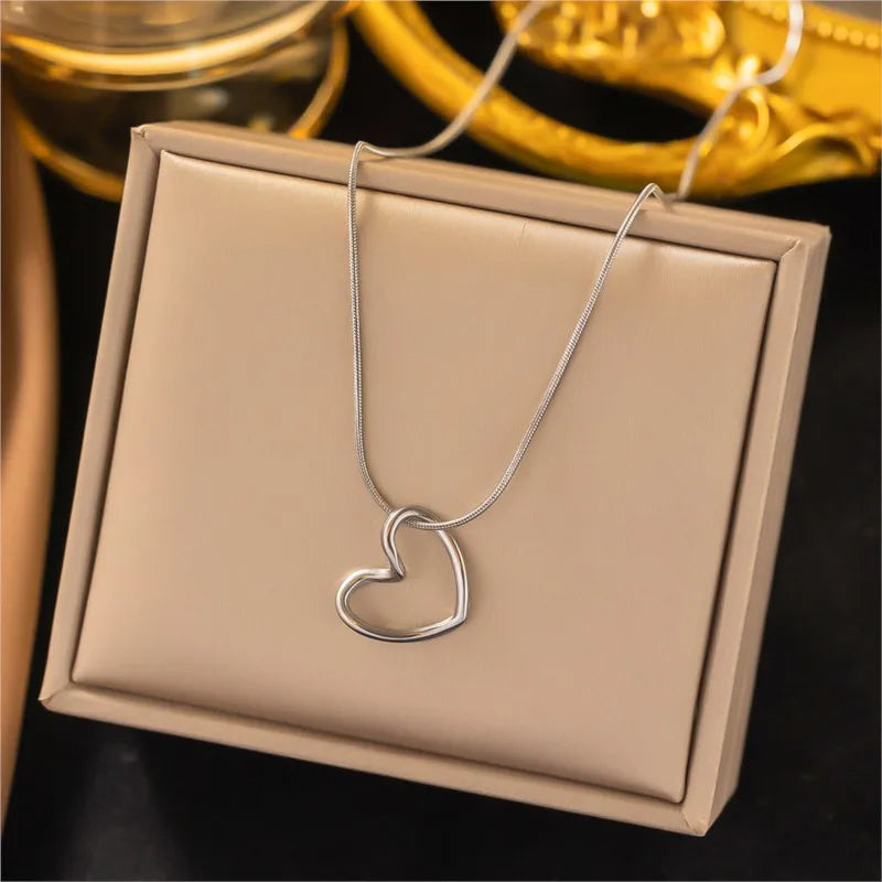 Hollow Heart Pendant Necklace – Stainless Steel Clavicle Chain for Women, Chic & Simple Gift